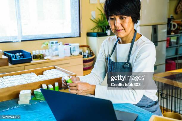 eine frau, die herstellung von bio seife zu hause, online zu verkaufen - stadt okayama stock-fotos und bilder