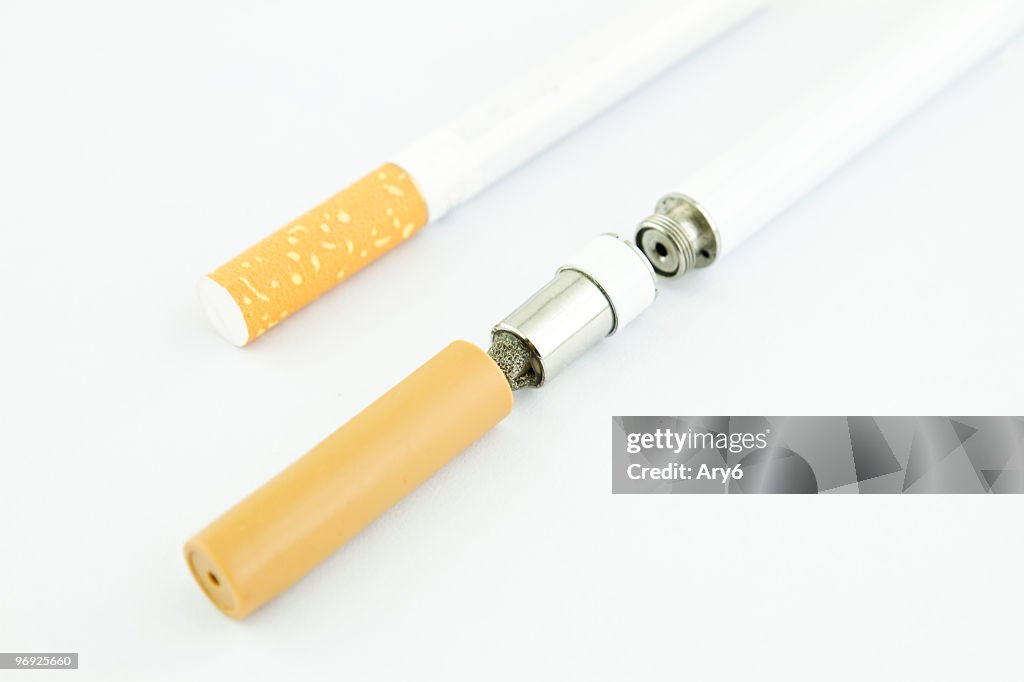 Cigarro eletrônico, isolado no branco, alternativa ao tabaco