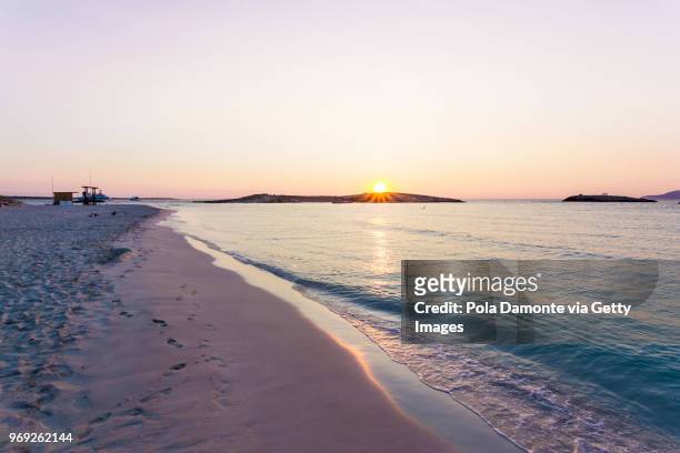 formentera coastline idyllic beach at sunset in balearic islands, spain - pola damonte stockfoto's en -beelden