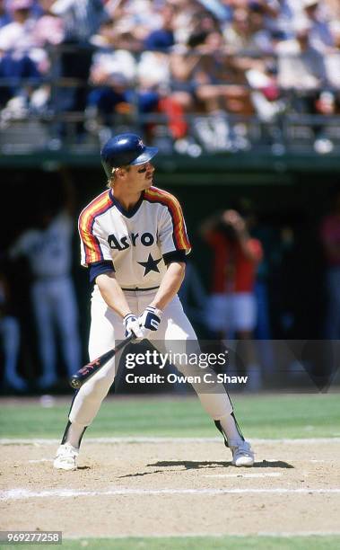 Glen Davis of the Houston Astros bats against the San Diego Padres at Jack Murphy Stadium circa 1987 in San Diego, California.