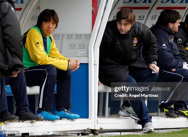 Coach Mauricio Pochettino of Espanyol and Shunsuke Nakamura look on during the La Liga match between Malaga and Espanyol at La Rosaleda Stadium on...