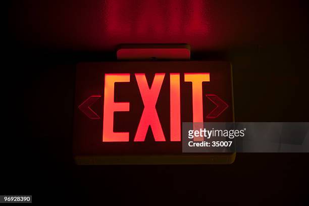 exit sign - uitgang stockfoto's en -beelden