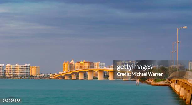 sarasota, floride usa - skyline et pont - florida bridge photos et images de collection