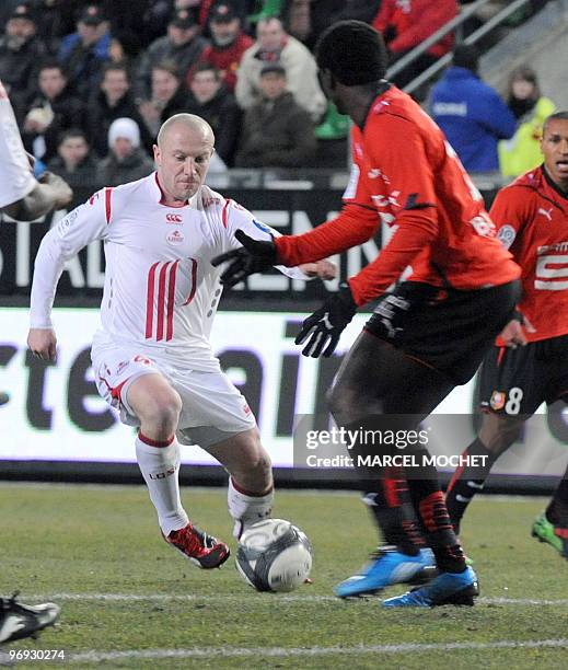 Rennes' midfielder Kader Mangane vies with Lille's Florent Balmont during their French L1 football match on February 21, 2010 in Rennes, western...