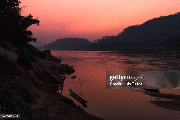 mekong river at dusk. - cultura laosiana fotografías e imágenes de stock