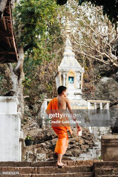 laotian monk at a buddhist monastery - laotiaanse cultuur stockfoto's en -beelden