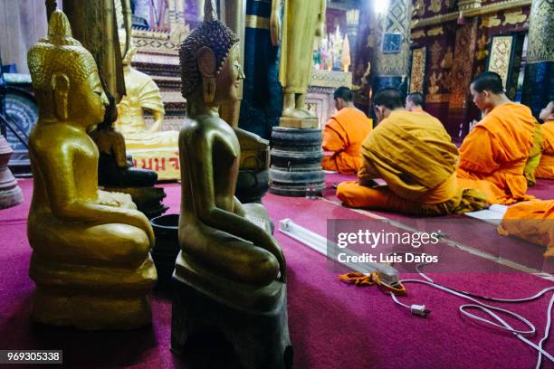 buddhist ceremony in luang prabang - cultura laosiana fotografías e imágenes de stock