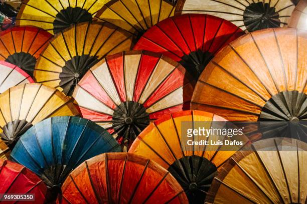 paper umbrellas at luang prabang night market - cultura laosiana fotografías e imágenes de stock