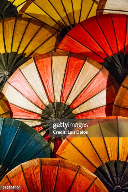 paper umbrellas at luang prabang night market - cultura laosiana fotografías e imágenes de stock