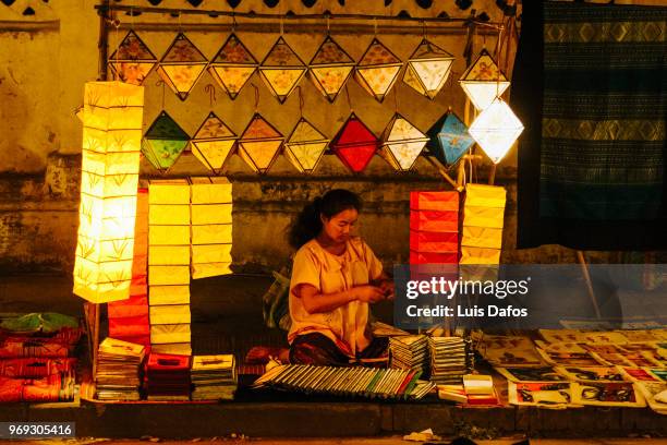 luang prabang night market - laotische kultur stock-fotos und bilder