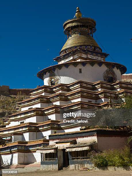 kumbum gompa - gyantsé photos et images de collection