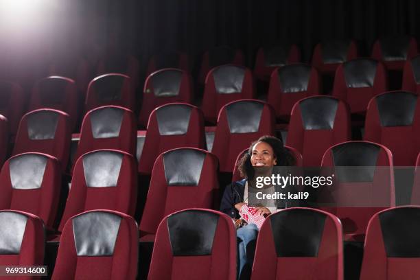 donna afroamericana che guarda il cinema solo a teatro - solo 2018 film foto e immagini stock