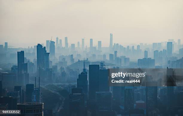 china, shenzhen wolkenkratzer - smog stock-fotos und bilder