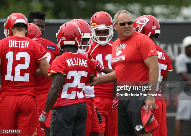 Kansas City Chiefs assistant head coach Dave Toub with the special teams players Organized Team Activities on June 7, 2018 at the Kansas City Chiefs...