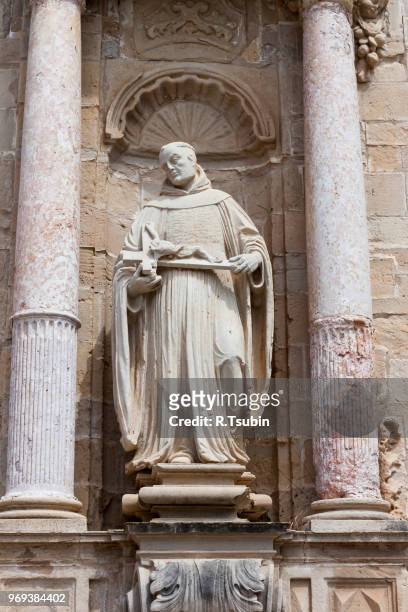 statue in real monasterio de santa maria de poblet  doorway, spain - cisterciense 個照片及圖片檔