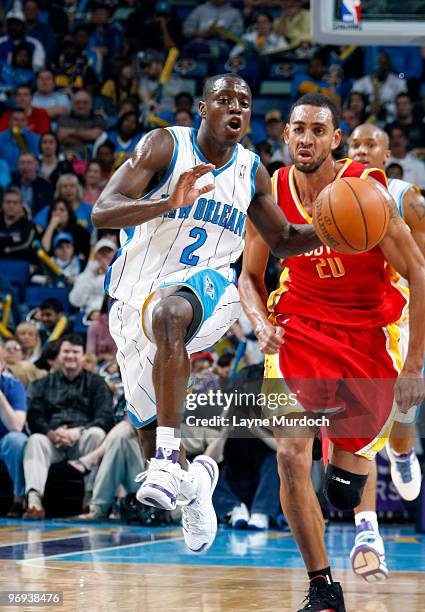 Darren Collison of the New Orleans Hornets drives past Jared Jeffries of the Houston Rockets on February 21, 2010 at the New Orleans Arena in New...