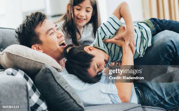 la famiglia si diverte - asian father son foto e immagini stock
