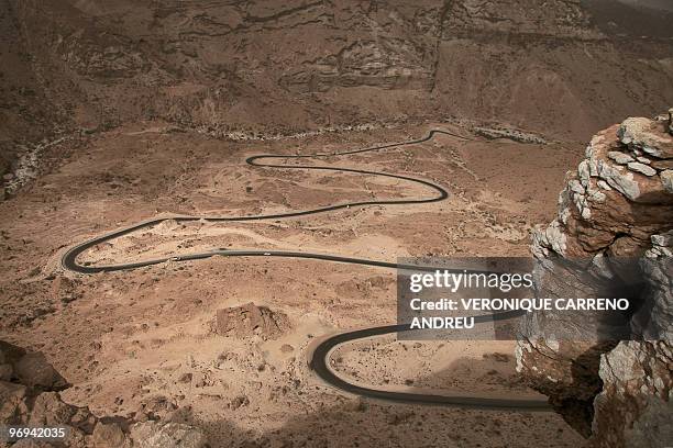 snake road - shibam stock pictures, royalty-free photos & images