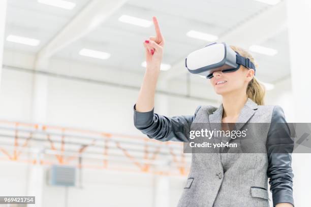 virtuele realiteit & gelukkig magazijnbeheerder - vr goggles business stockfoto's en -beelden