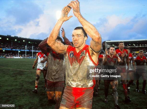 Paul Kelly of the Swans thanks the crowd following the round 13 AFL match between Sydney Swans and North Melbourne Kangaroos, 1997 at the SCG in...