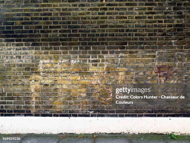 old bricks and sidewalk london - brick wall close up stock pictures, royalty-free photos & images