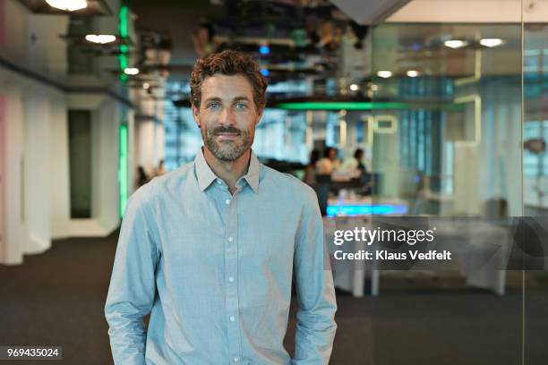 portrait of businessman inside high-tech office - vista de frente fotografías e imágenes de stock