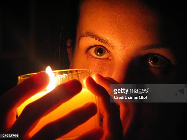 cara a la luz de las velas - santa face fotografías e imágenes de stock