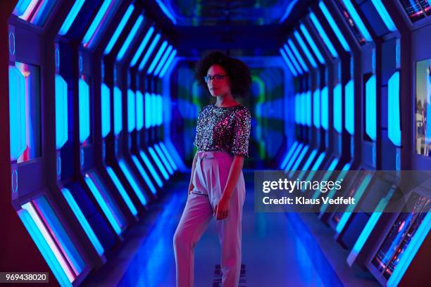 portrait of young businesswoman looking in camera in spaceship like corridor - the cast of will grace visits the tonight show starring jimmy fallon stockfoto's en -beelden