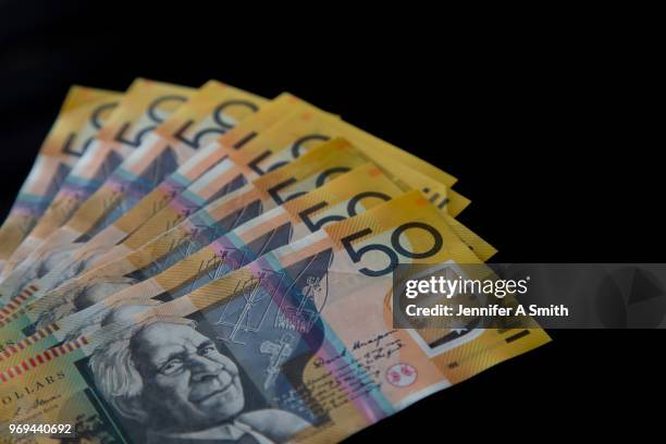 australian fifty dollar notes - fifty dollar bill stockfoto's en -beelden