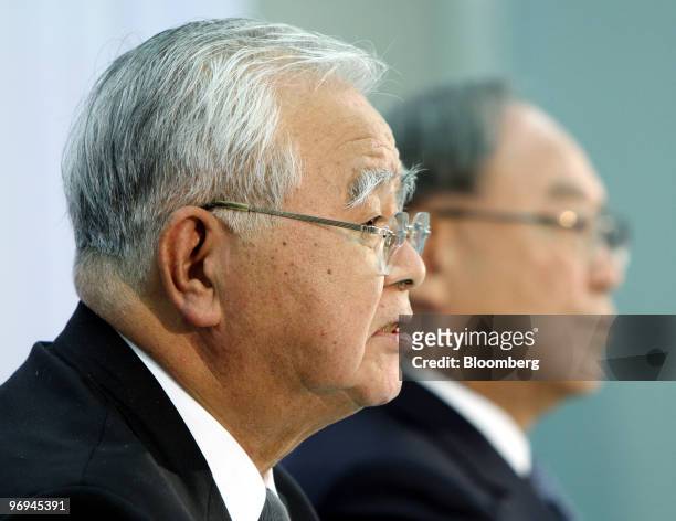 Hiromasa Yonekura, incoming chairman of the Japan Business Federation, known as Keidanren, left, speaks at a news conference with Fujio Mitarai,...