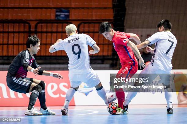 Kim Minkuk of Korea Republic fights for the ball with Morioka Kaoru of Japan and Henmi Katsutoshi Rafael of Japan during the AFC Futsal Championship...
