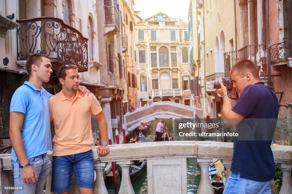 Touristen in Venezia. Drei junge Männer, viel Spaß. Gruppe von Freunden fotografieren, Venedig. Lässigen Lebensstil Städtisches Motiv Italien.  Besuch in Venedig, Italien.