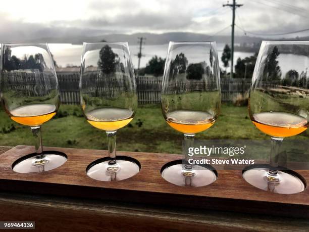 four glasses of single malt tasmanian whiskey - tasmania food stockfoto's en -beelden