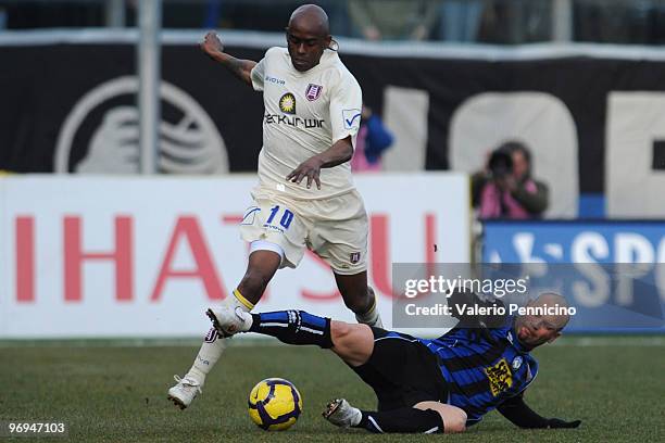 Simone Tiribocchi of Atalanta BC competes for the ball with Siqueira De Oliveira Luciano of AC Chievo Verona during the Serie A match between...