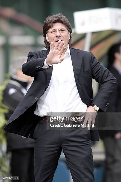 Napoli head coach Walter Mazzarri gestures during the Serie A match between AC Siena and SSC Napoli at Stadio Artemio Franchi on February 21, 2010 in...