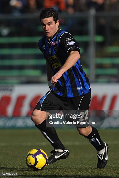 Simone Padoin of Atalanta BC in action during the Serie A match between Atalanta BC and AC Chievo Verona at Stadio Atleti Azzurri d'Italia on...