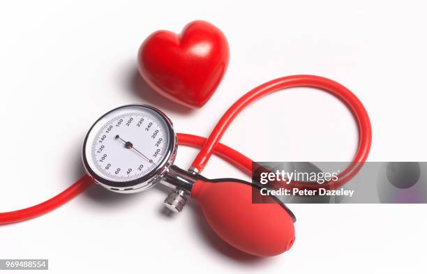 healthy heart blood pressure monitor - bloeddrukmeter stockfoto's en -beelden