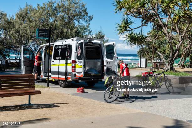 fahrrad-sanitäter für notfälle - ambulance australia stock-fotos und bilder