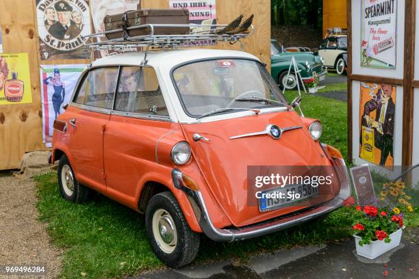 bmw isetta 600 viersitzer der 1950er jahre microcar oder bubble car - isetta stock-fotos und bilder