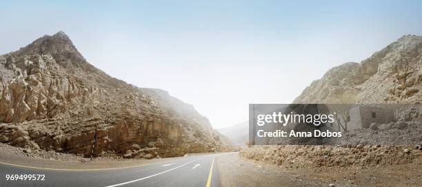 panorama of road to the hajar mountains - ras al khaimah 個照片及圖片檔