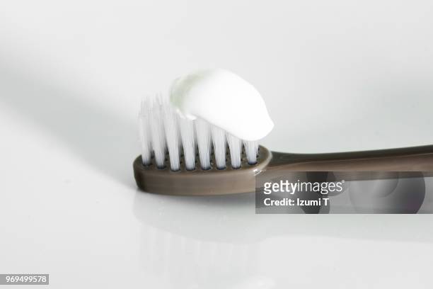 toothbrush - 歯みがき粉 ストックフォトと画像