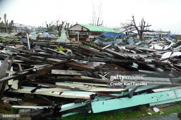 destroyed house and structures - tyfoon stockfoto's en -beelden
