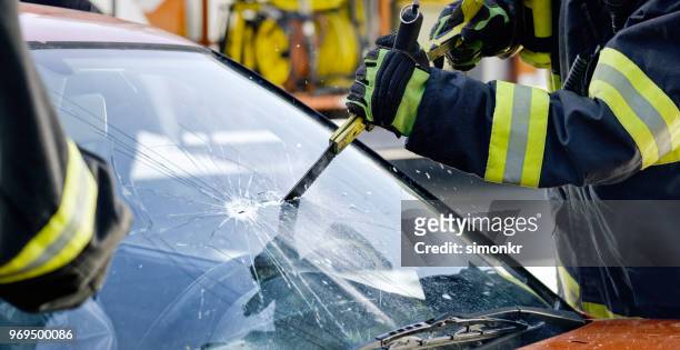accidente de coche - glass cutter fotografías e imágenes de stock
