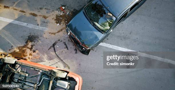 accidente de coche - al revés posición descriptiva fotografías e imágenes de stock