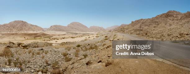 road to the hajar mountains through desert - ras al khaimah 個照片�及圖片檔