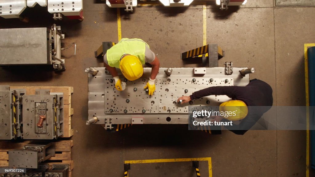 Manuel trabajador en una línea de producción de una pieza de la máquina