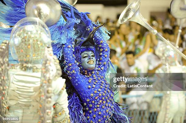 Member of Beija Flor Samba School dances during Rio de Janeiro's Carnival Champions Parade at Marques de Sapucai Sambodrome on February 21, 2010 in...