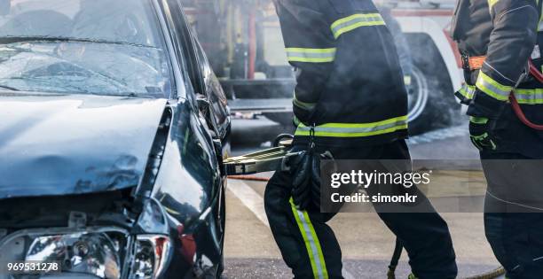 accidente de coche - carro de bombeiro fotografías e imágenes de stock