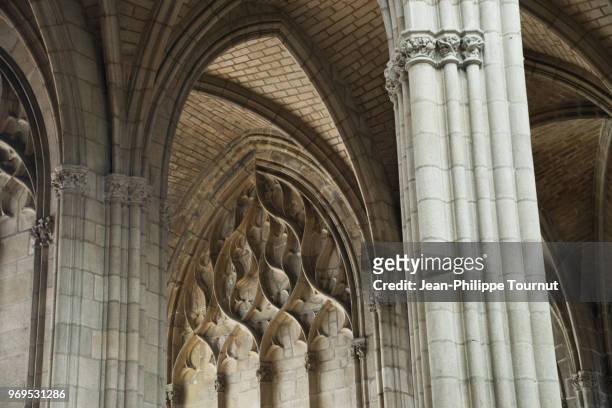 achitectural details of the interior of limoges cathedral, france - haute vienne stock pictures, royalty-free photos & images