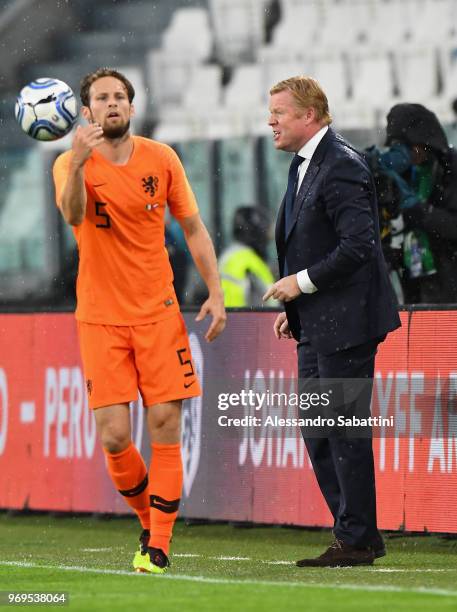 Ronald Koeman head coach of Netherlands issues instructions to his player during the International Friendly match between Italy and Netherlands at...
